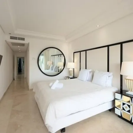 Flat With Garden On The First Line Of The Sea In Puerto Banus Apartment
