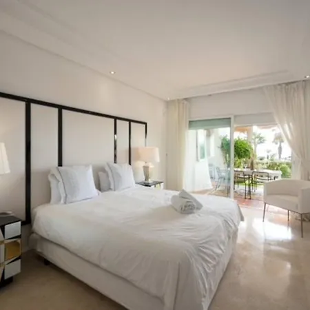 Flat With Garden On The First Line Of The Sea In Puerto Banus *