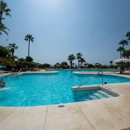 Flat With Garden On The First Line Of The Sea In Puerto Banus